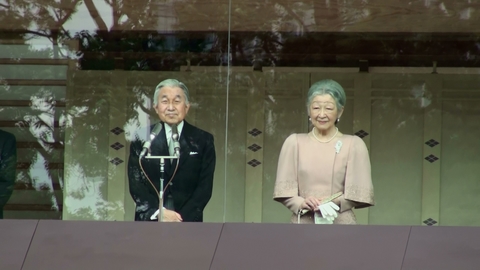 参賀の皆様にお応えになられる、天皇皇后両陛下。皇居・宮殿にて（動画素材からキャプチャ）。