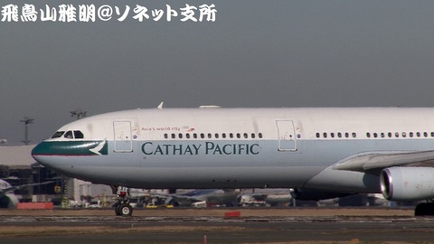 キャセイパシフィック航空 B-HXI＠成田国際空港。RWY34Lエンドより。