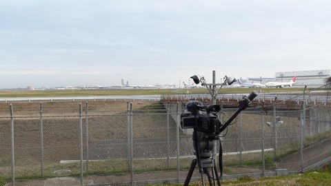 HDR-FX7＠成田国際空港(34Lエンド)。右側には日航のワンワールド機が…
