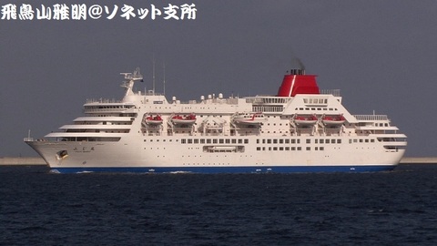 商船三井が所有し、日本チャータークルーズが運航しているクルーズ客船「ふじ丸」の東京港入港シーン。城南島海浜公園より。