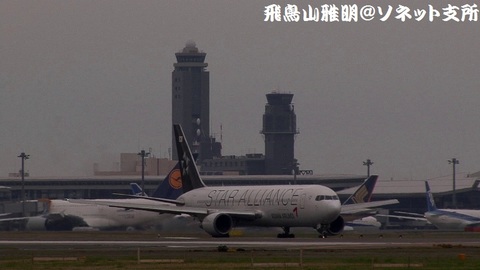 アシアナ航空 HL7516＠成田国際空港（RWY34Lエンドより）。2本の管制塔をバックに…。