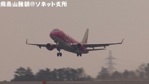 フジドリームエアラインズ JA01FJ＠静岡空港（RWY12エンド・西側展望広場より）。RWY30からの離陸シーン。