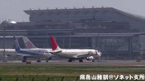 着陸滑走中のJA215J。国際線旅客ターミナルをバックに…。