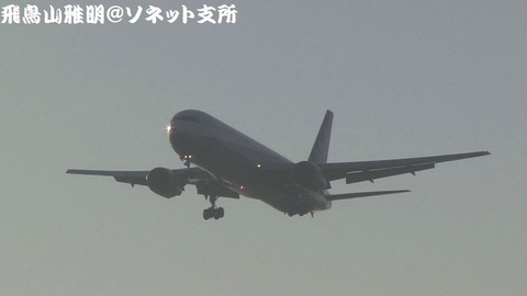 全日本空輸 - エアージャパン JA615A＠成田国際空港（RWY34Lエンドより）。早朝に撮影したため、モロ逆光…。