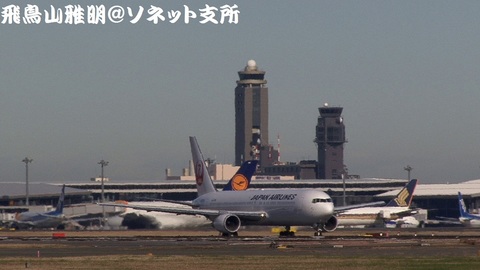 日本航空 JA654J＠成田国際空港（RWY34Lエンドより）。2本のタワー（管制塔）を絡めたキャプチャ。