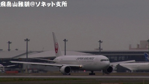 日本航空 JA654J＠成田国際空港（RWY34Lエンドより）。タキシングする様子のキャプチャ。