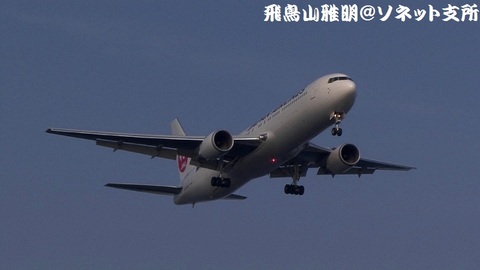日本航空 JA655J＠東京国際空港（城南島海浜公園より）。RWY22へのファイナルアプローチ。