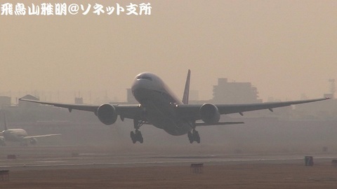 全日本空輸 JA702A＠大阪国際空港（RWY14Rエンド・猪名川土手より）。RWY32Lからの離陸シーン。