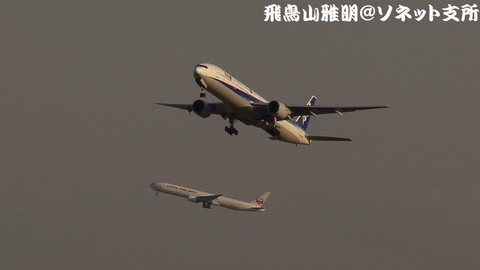 JA751Aの後方に映っているのは、RWY05から離陸する、JA8941です（冒頭の画像とともに、HDV素材からキャプチャしたものです）。