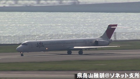 日本航空 JA8020＠東京国際空港（第2旅客ターミナル展望デッキより）。RWY34Rからの離陸滑走。