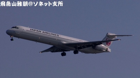 日本航空 JA8070＠東京国際空港（浮島町公園より）。RWY34Lへのファイナルアプローチ。
