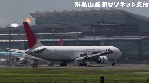 着陸滑走中のJA8265。国際線旅客ターミナルをバックに…。