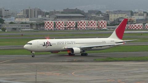 JA8299＠大阪国際空港