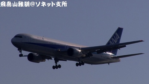 全日本空輸 JA8322＠東京国際空港（浮島町公園より）。RWY34Lへのファイナルアプローチ。