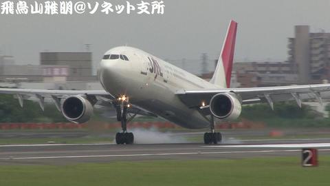 JA8375＠大阪国際空港